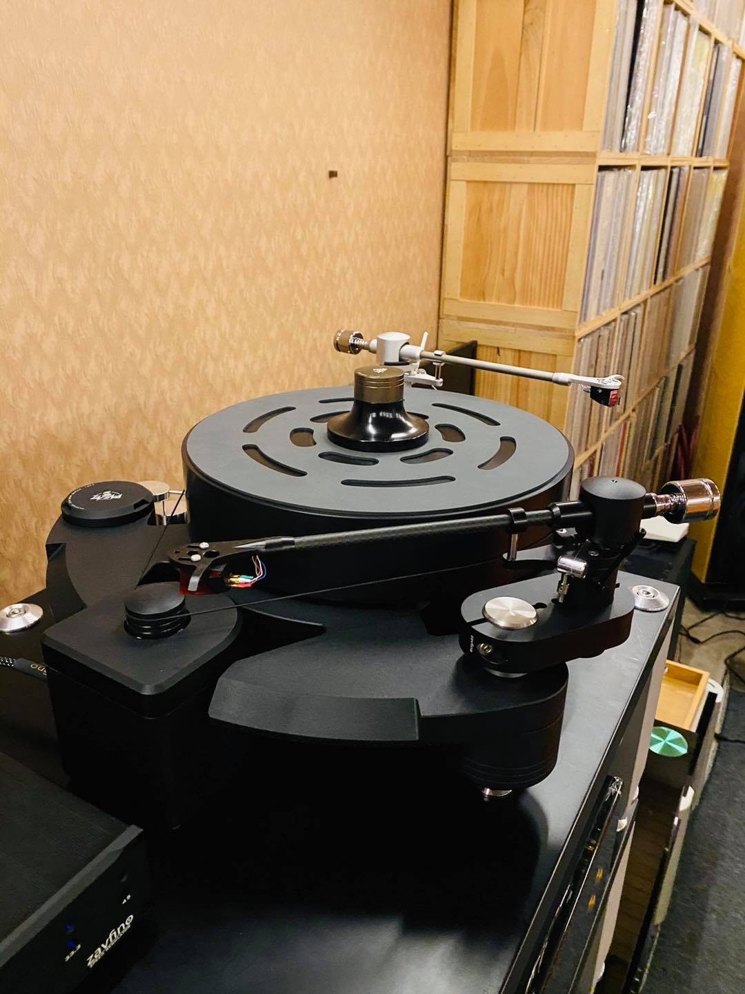 ZV8-X TURNTABLE WITH AESHNA -TITAN TONEARM 黑膠唱盤（含乙支鈦合金唱臂-銀線版）