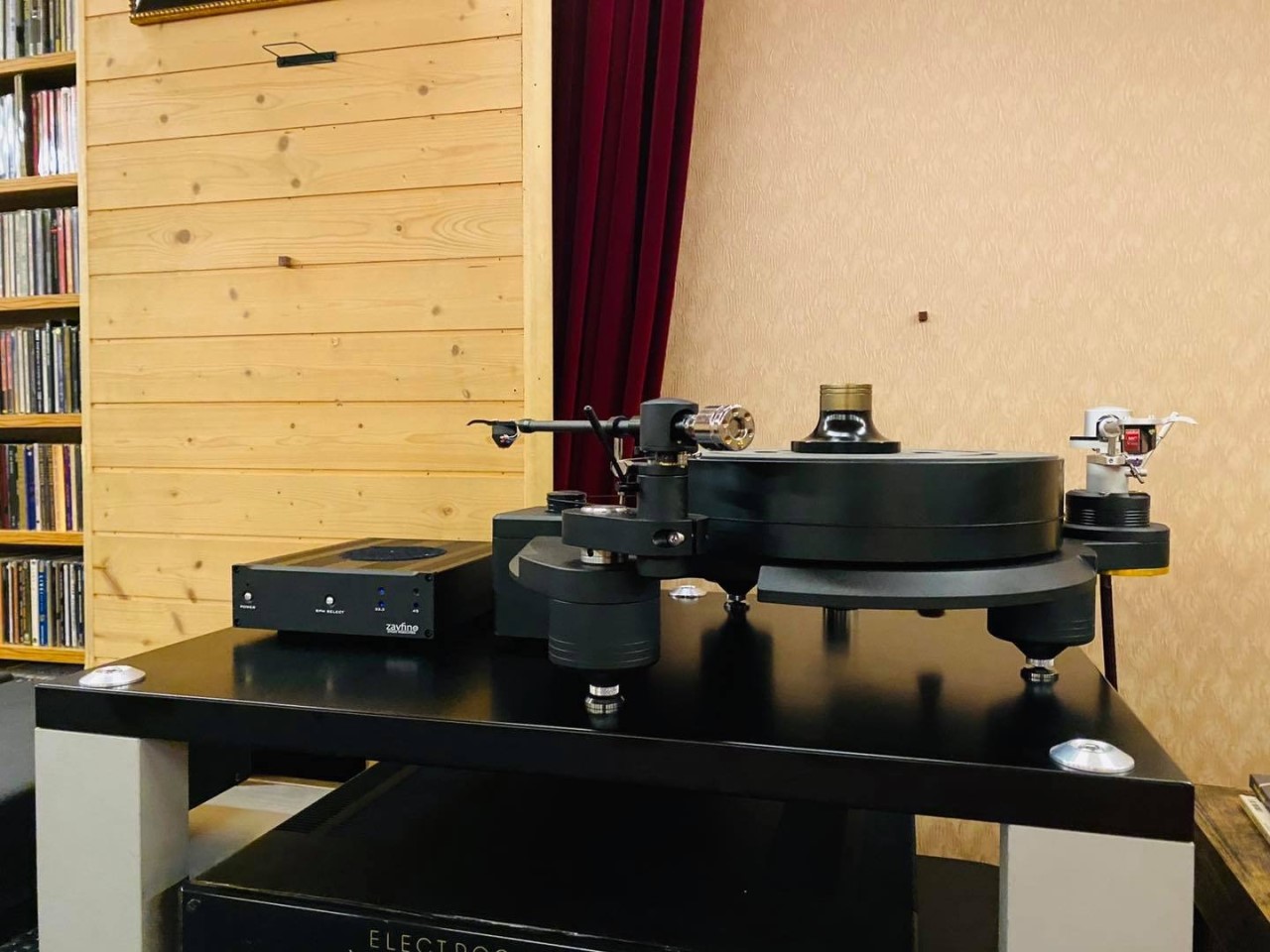 ZV8-X TURNTABLE WITH AESHNA -TITAN TONEARM 黑膠唱盤（含乙支鈦合金唱臂-銀線版）